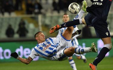 PESCARA, ITALY - FEBRUARY 12: Gianluca Lapadula of Pescara Calcio scores the goal 1-1 during the Serie B match between Pescara Calcio and Vicenza Calcio at Adriatico Stadium on February 12, 2016 in Pescara, Italy. (Photo by Giuseppe Bellini/Getty Images)