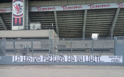 Foggia, protesta dei tifosi: "La nostra pazienza ha un limite"