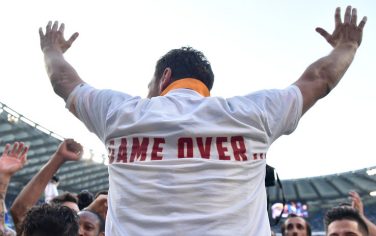 (150526) -- ROME, May 26, 2015 (Xinhua) -- Rome's Francesco Totti, wearing a T-shirt saying "game over", celebrates victory after the Italian Serie A soccer match against Lazio at the Olympic Stadium in Rome, Italy, May 25, 2015. Rome beat Lazio 2-1. (Xinhua/Alberto Lingria)
