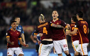 ROME, ITALY - MARCH 19: Radja Nainggolan with his teammates AS Roma celebrates after scoring the team's first goal during the Serie A match between AS Roma and FC Internazionale Milano at Stadio Olimpico on March 19, 2016 in Rome, Italy. (Photo by Paolo Bruno/Getty Images)