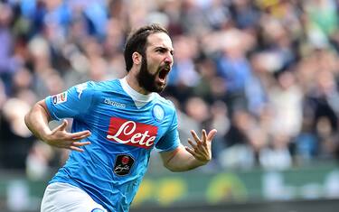 Napoli's forward from Argentina Gonzalo Higuain celebtrates after scoring during the Italian Serie A football match Udinese vs Napoli at Friuli Stadium in Udine on April 3, 2016.   / AFP / GIUSEPPE CACACE        (Photo credit should read GIUSEPPE CACACE/AFP/Getty Images)