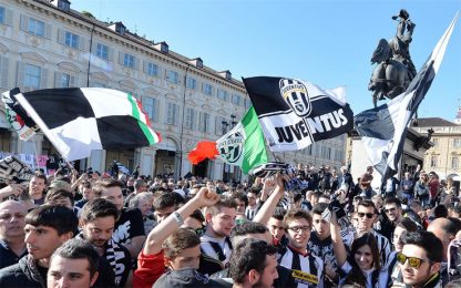 Torino si tinge di bianconero: tifosi in piazza per il trionfo Juve