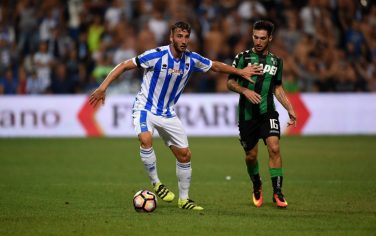 REGGIO NELL'EMILIA, ITALY - AUGUST 28:  (L-R)  Bryan Cristante of Pescara Calcio competes for the ball with Gaston Duarte Brugman during the Serie A match between US Sassuolo and Pescara Calcio at Mapei Stadium - Citta' del Tricolore on August 28, 2016 in Reggio nell'Emilia, Italy.  (Photo by Pier Marco Tacca/Getty Images)