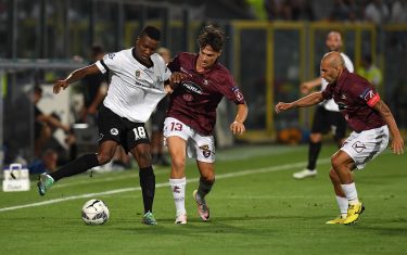 LA SPEZIA, ITALY - AUGUST 26:  David Chidozie Okereke (L) of AC Spezia is challenged by Valerio Mantovani (C) of US Salernitana during the Serie B match between AC Spezia and US Salernitana at Stadio Alberto Picco on August 26, 2016 in La Spezia, Italy.  (Photo by Valerio Pennicino/Getty Images)