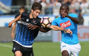 Atalanta's Roberto Gagliardini (L) and Napoli's Kalidou Koulibaly in action during the Italian Serie A soccer match Atalanta BC vs SSC Napoli at Atleti Azzurri d'Italia stadium in Bergamo, Italy, 02 October 2016.  ANSA/PAOLO MAGNI