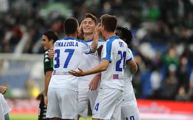 REGGIO NELL'EMILIA, ITALY - NOVEMBER 06: Andrea Conti of Atalanta BC celebrates after scoring his team's third goal during the Serie A match between US Sassuolo and Atalanta BC at Mapei Stadium - Citta' del Tricolore on November 6, 2016 in Reggio nell'Emilia, Italy. (Photo by Mario Carlini / Iguana Press/Getty Images)