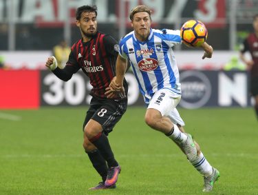 MILAN, ITALY - OCTOBER 30:  Alessandro Crescenzi (R) of Pescara Calcio competes for the ball with Suso (L) of AC Milan during the Serie A match between AC Milan and Pescara Calcio at Stadio Giuseppe Meazza on October 30, 2016 in Milan, Italy.  (Photo by Marco Luzzani/Getty Images)