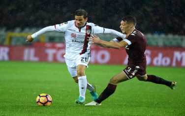 TURIN, ITALY - NOVEMBER 06:  (L-R) Simone Padoin of Cagliari Calcio competes for the ball with Andrea Belotti of FC Torino during the Serie A match between FC Torino and Cagliari Calcio at Stadio Olimpico di Torino on November 6, 2016 in Turin, Italy.  (Photo by Pier Marco Tacca/Getty Images)