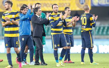 Foto LaPresse/Emanuele Pennacchio 13/11/2016 Verona (Italia) Sport Calcio Hellas Verona vs Novara - Campionato di calcio Serie B ConTe.it 2016/2017 - Stadio "Marcantonio Bentegodi" Nella foto: i giocatori dell Hellas Verona salutano i tifosi a fine gara Photo LaPresse/Emanuele Pennacchio November 13, 2016 Verona (Italy) Sport Soccer Hellas Verona vs Novara - Italian Football Championship League B ConTe.it 2016/2017 - "Marcantonio Bentegodi" Stadium In the pic: Hellas Verona players greet fans after the match