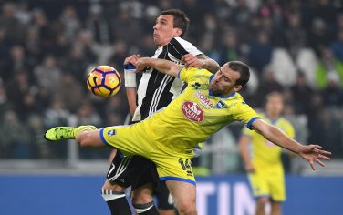 TURIN, ITALY - NOVEMBER 19:  Mario Mandzukic (L) of Juventus FC clashes with Hugo Campagnaro of Pescara Calcio during the Serie A match between Juventus FC and Pescara Calcio at Juventus Stadium on November 19, 2016 in Turin, Italy.  (Photo by Valerio Pennicino/Getty Images)