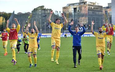 FROSINONE, ITALY - OCTOBER 29:  Players of Frosinone Calcio celebrate the victory after the Serie B match between Frosinone Calcio and AC Cesena  at Stadio Matusa on October 29, 2016 in Frosinone, Italy.  (Photo by Giuseppe Bellini/Getty Images for Lega Serie B)
