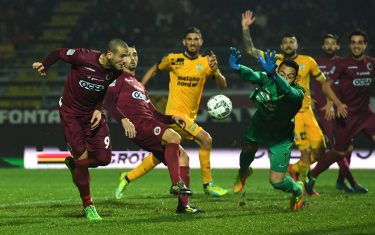 CITTADELLA, ITALY - NOVEMBER 18:  Gianluca Litteri (L) of AS Cittadella scores a goal during the Serie B match between AS Cittadella and Hells Veronaat at Stadio Pier Cesare Tombolato on November 18, 2016 in Cittadella, Italy.  (Photo by Valerio Pennicino/Getty Images)