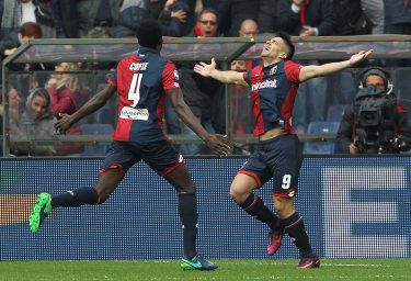 GENOA, ITALY - NOVEMBER 27:  Giovanni Simeone (R) of Genoa CFC celebrates after scoring the opening goal during the Serie A match between Genoa CFC and Juventus FC at Stadio Luigi Ferraris on November 27, 2016 in Genoa, Italy.  (Photo by Marco Luzzani/Getty Images)