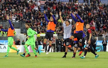 CAGLIARI, ITALY - NOVEMBER 27: the players of Cagliari celebrates a victory at the end  the Serie A match between Cagliari Calcio and Udinese Calcio at Stadio Sant'Elia on November 27, 2016 in Cagliari, Italy.  (Photo by Enrico Locci/Getty Images)