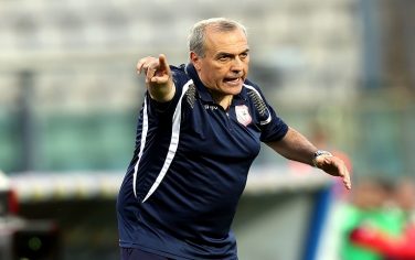 MODENA, ITALY - APRIL 16: Fabrizio Castori manager of Carpi FC shouts instructions to his players during the Serie A match between Carpi FC and Genoa CFC at Alberto Braglia Stadium on April 17, 2016 in Modena, Italy.  (Photo by Gabriele Maltinti/Getty Images)