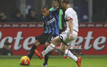 MILAN, ITALY - DECEMBER 05:  Jonathan Biabiany of FC Internazionale Milano is challenged by Cristian Daniel Ansaldi of Genoa CFC during the Serie A match between FC Internazionale Milano and Genoa CFC at Stadio Giuseppe Meazza on December 5, 2015 in Milan, Italy.  (Photo by Marco Luzzani/Getty Images)