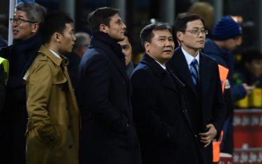 MILAN, ITALY - NOVEMBER 28:  (L-R) FC Internazionale board member Steven Zhang Kangyang Javier Zanetti, Chairman of Suning holdings group Zhang Jindong and CEO FC Internazionale Liu Jun look during the Serie A match between FC Internazionale and ACF Fiorentina at Stadio Giuseppe Meazza on November 28, 2016 in Milan, Italy.  (Photo by Pier Marco Tacca/Getty Images)
