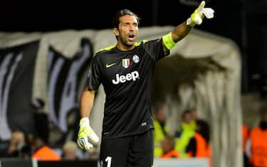 Buffon in difesa: "Subiamo troppo, dobbiamo migliorare"
