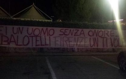 Fiorentina, striscione tifosi contro Balotelli: sei indegno