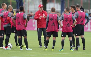 MUNICH, GERMANY - JULY 14:  Team coach of FC Bayern Muenchen Carlo Ancelotti (4thL) talks players during a training session at Saebener Strasse training ground on July 14, 2016 in Munich, Germany.  (Photo by Alexandra Beier/Bongarts/Getty Images)