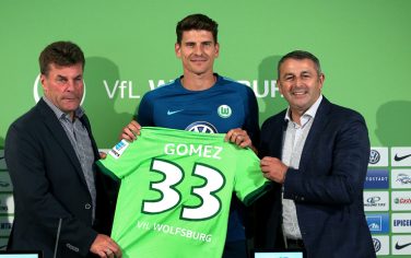 WOLFSBURG, GERMANY - AUGUST 18: (L-R) Head coach Dieter Hecking of Wolfsburg, newly signed striker Mario Gomez and manager Klaus Allofs of Wolfsburg pose during a press conference on August 18, 2016 in Wolfsburg, Germany. (Photo by Ronny Hartmann/Bongarts/Getty Images)