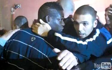 Balotelli si sente male alla Malpensa. Il video