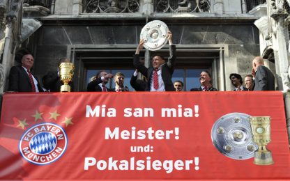 Bayern, è comunque festa: in piazza con le coppe vinte