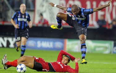 epa02336278 Samuel Eto'o (R) of Internazionale Milan jumps over FC Twente Enschede's Roberto Rosales during their UEFA Champions League group A soccer match in Enschede, Netherlands, 14 September 2010.  EPA/TOUSSAINT KLUITERS