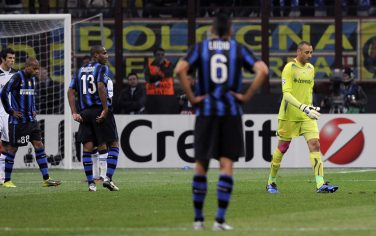 Tottenham Goalkeeper Heurelho Gomes (R) leaves the pitch after being expulsed as Inter Milan players watch during their Champions League Group A match on October 20, 2010 at San Siro Stadium in Milan. AFP PHOTO / OLIVIER MORIN (Photo credit should read OLIVIER MORIN/AFP/Getty Images)