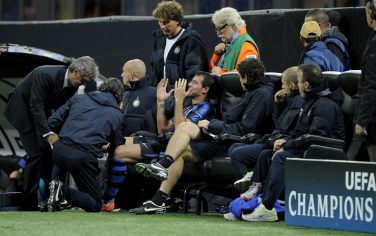 Inter Milan's Serbian midfielder Dejan Stankovic reacts on the bench as medics take care of him after injuring himself during his team's Champions League Group A match against Tottenham on October 20, 2010 at San Siro Stadium in Milan. AFP PHOTO / OLIVIER MORIN (Photo credit should read OLIVIER MORIN/AFP/Getty Images)