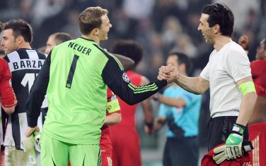 Italian goalkeeper of Juventus, Gianluigi Buffon (R), shakes hand with German goalkeeper of Bayern Munich, Manuel Neuer, at the end of the Uefa Champions League quarter final second leg soccer match Juventus FC vs FC Bayern Munich at the Juventus Stadium in Turin, Italy, 10 April 2013.
ANSA/ALESSANDRO DI MARCO