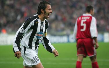 MUNICH, GERMANY - NOVEMBER 3: Alexandro Del Piero of Juventus celebrates scoring the goal during The UEFA Champions League group C match between FC Bayern Munich and Juventus at The Olympic Stadium on November 3, 2004 in Munich, Germany. (Photo by Stuart Franklin/Getty Images) *** Local Caption *** Alexandro Del Piero
