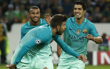 Barcelona's defender Gerard Pique (C) celebrates scoring the 1-2 goal with his teammates during the UEFA Champions League first-leg group C football match between Borussia Moenchengladbach and FC Barcelona at the Borussia Park in Moenchengladbach, western Germany on September 28, 2016. / AFP / Odd ANDERSEN        (Photo credit should read ODD ANDERSEN/AFP/Getty Images)