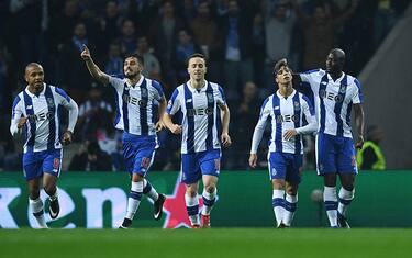 PORTO, PORTUGAL - DECEMBER 07:  FC Porto players celebrate their sdies first goal scored by Andre Silva of FC Porto during the UEFA Champions League Group G match between FC Porto and Leicester City FC at Estadio do Dragao on December 7, 2016 in Porto, Porto.  (Photo by David Ramos/Getty Images)
