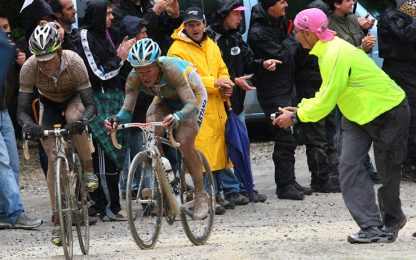 Giro, Evans trionfa. Nibali cade, Vinokourov in maglia rosa