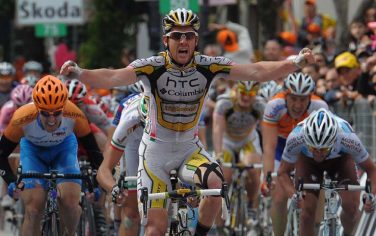 L'Australiano Matthew Goss mentre taglia il traguardo della nona tappa di 187 chilometri, da Frosinone a Cava dei Tirreni, del 93/o Giro d'Italia. 
Carlo Ferraro/DC 