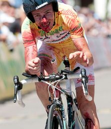 Giro d'Austria, Riccò tampona una moto: cade ma resta leader