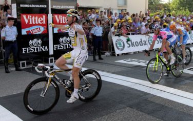 Mark Cavendish of Britain crosses the finish line to win the 11th stage of the Tour de France cycling race over 184.5 kilometers (114.6 miles) with start in Sisteron and finish in Bourg-les-Valences, France, Thursday, July 15, 2010, ahead of Alessandro Petacchi of Italy, second place, and Tyler Farrar of the US, far right and third place. (AP Photo/Peter Dejong)