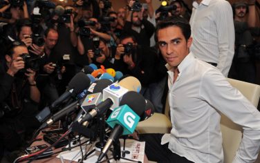 PINTO, SPAIN - SEPTEMBER 30:  Alberto Contador is surrounded by media at the start of his press conference where he pleaded his innocence after being tested positive for clenbuterol, a fat-burning and muscle-building drug, during this year's Tour de France, on September 30, 2010 in Pinto, Spain.  (Photo by Jasper Juinen/Getty Images)