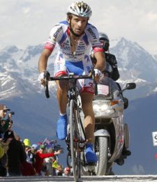 Scarponi, un calcio a Contador: il Giro voglio vincerlo io