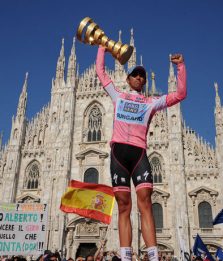 Clamoroso al Giro: suonato l'inno franchista per Contador