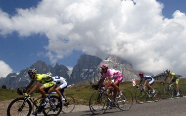 The pack rides 24 May 2003 in Alpe di Pampaego during the 14th stage of the giro, the Tour of Italy between Marostica - Alpe di Pampeago. Gilberto Simoni won the stage .   AFP PHOTO FRANCK FIFE.  (Photo credit should read FRANCK FIFE/AFP/Getty Images)