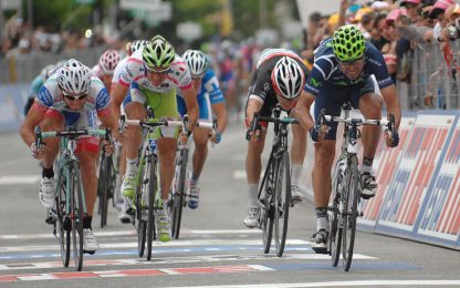 Giro, a Frosinone sprint di Ventoso. Cavendish cade