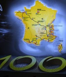 Tour: via in Corsica, doppio Alpe d'Huez, finale in notturna