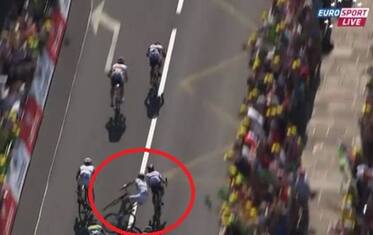 Tour choc: "Cavendish insultato e ricoperto di urina"