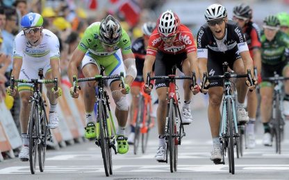 Il Tour parla italiano: Trentin batte Sagan al fotofinish
