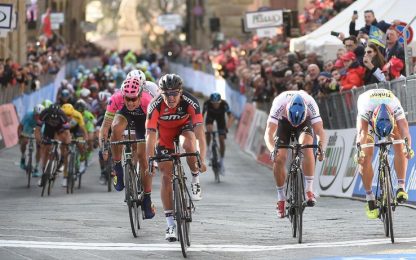 Van Avermaet vince ad Arezzo, beffato allo sprint Sagan