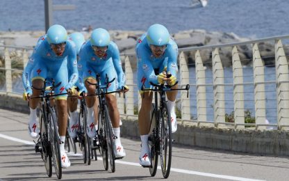 Giro, una pista ciclabile per l'Italia. Parte bene Aru