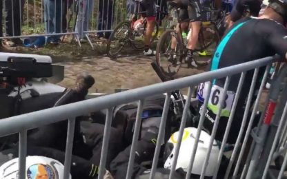 Paura alla Roubaix, Viviani steso da una moto: trauma toracico
