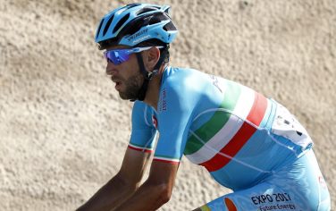 epa05170340 Italian rider Vincenzo Nibali of Astana Pro Team in action during the 4th stage of the Tour of Oman 2016 over 177km from Muscat to Jabal Al Akhdhar, Oman, 19 February 2016.  EPA/SEBASTIEN NOGIER